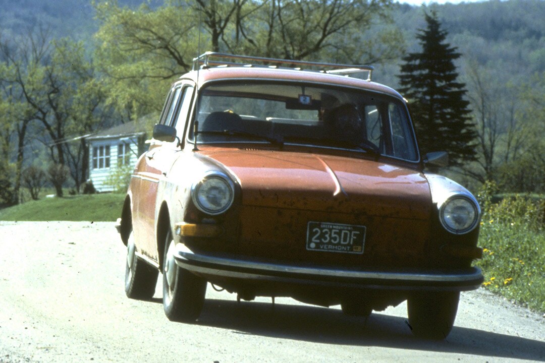 1980 Udbud og efterspørgsel - En bil, der kører ned ad gaden